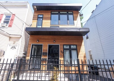 Cozy 3-bedroom apartment in the city of  Newark with WiFi, AC