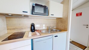 Kjøleskap, mikrobølgeovn, kaffetrakter/tekoker og vannkoker