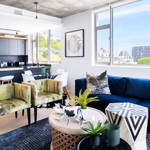 2 bedrooms, Internet - Deluxe Urban Retreat Summit on Quarter (Cape Town)
