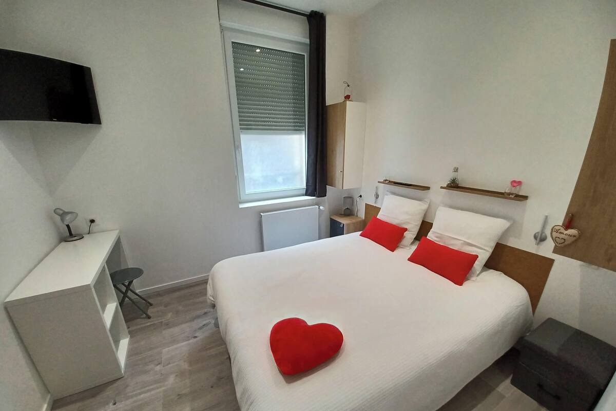 Chambre, vue ville | 1 chambre, bureau, espace de travail pour ordinateur portable