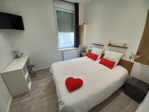 Escritorio, espacio para trabajar con laptop y wifi gratis