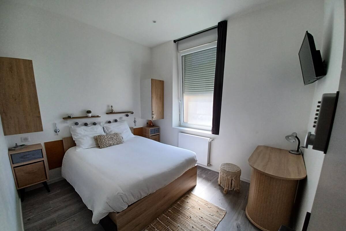Chambre Double, vue ville | 1 chambre, bureau, espace de travail pour ordinateur portable