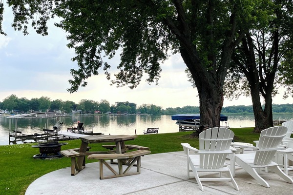 The Waldron Lake Retreat: Stress Less by the Lake! Imagine yourself enjoying this scene during your stay at our house! Complete peace, taking in nature at it's best.