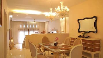 Villa | Dining room