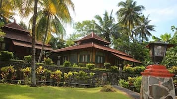 Bungalow, Pool View | 3 bedrooms, desk