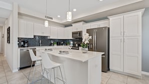 Fridge, microwave, oven, dishwasher - Modern Apartment 2Beds/2Baths/5Min Disney (Kissimmee)