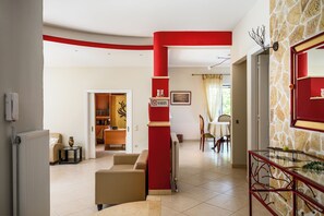 Comfort-Villa, eigener Pool, Gartenblick | Wohnbereich