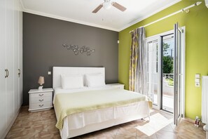 Villa – comfort, privat basseng, hageutsikt | 4 soverom, safe på rommet, lydisolert og strykejern/-brett