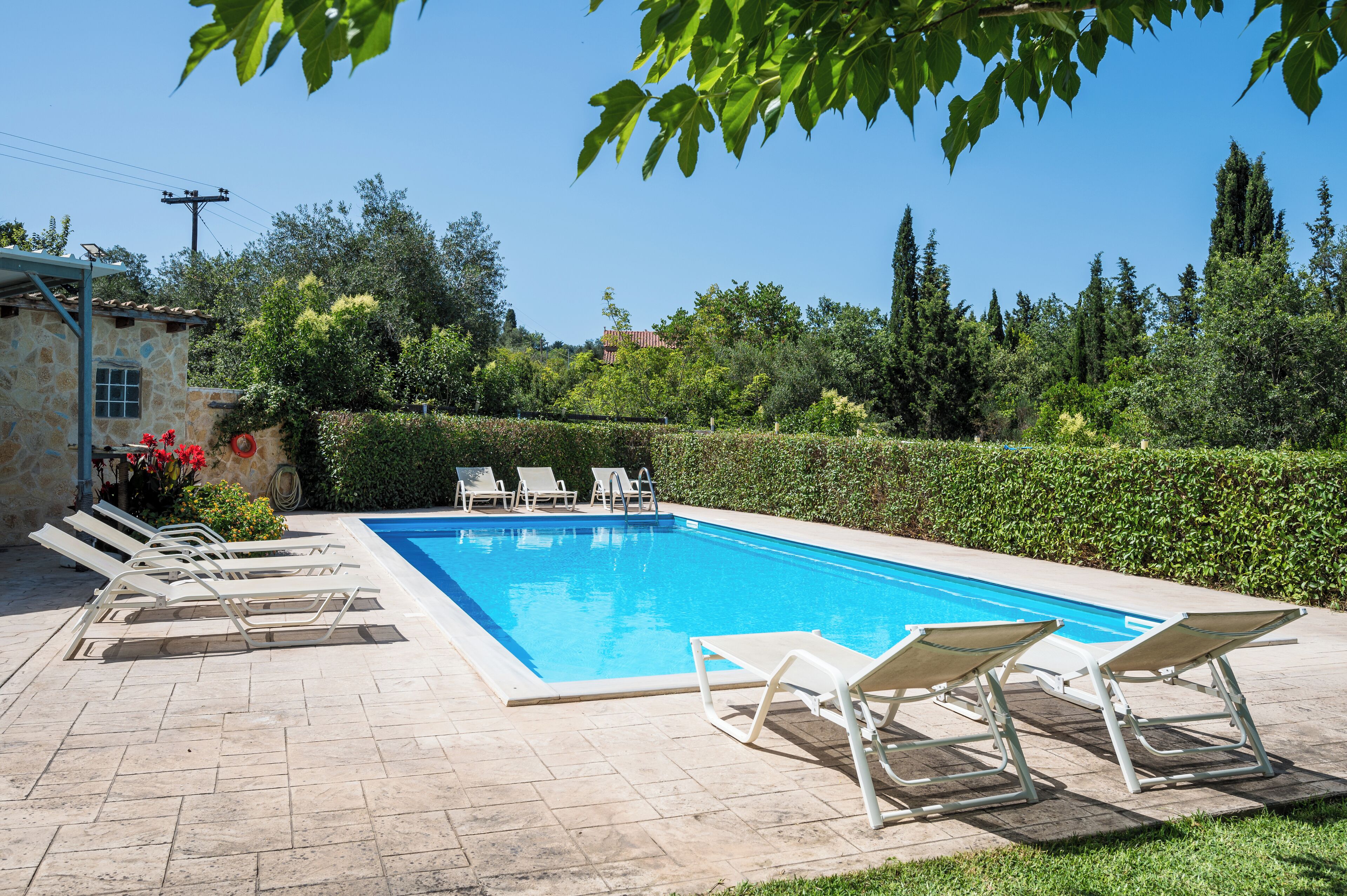 Außenpool (je nach Saison geöffnet), Sonnenschirme, Liegestühle