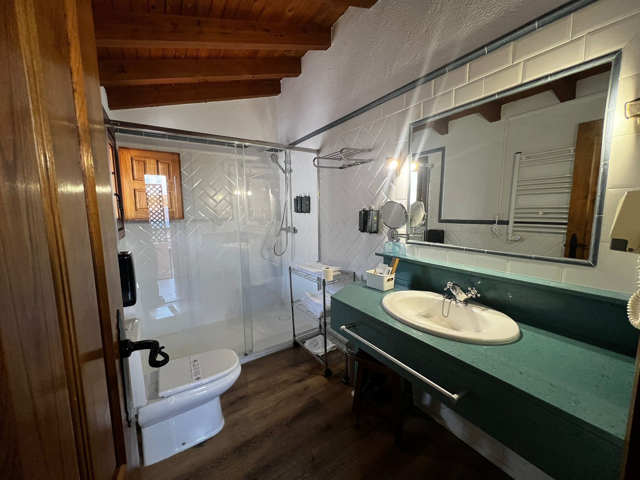 Un baño con ducha, inodoro y lavamanos.