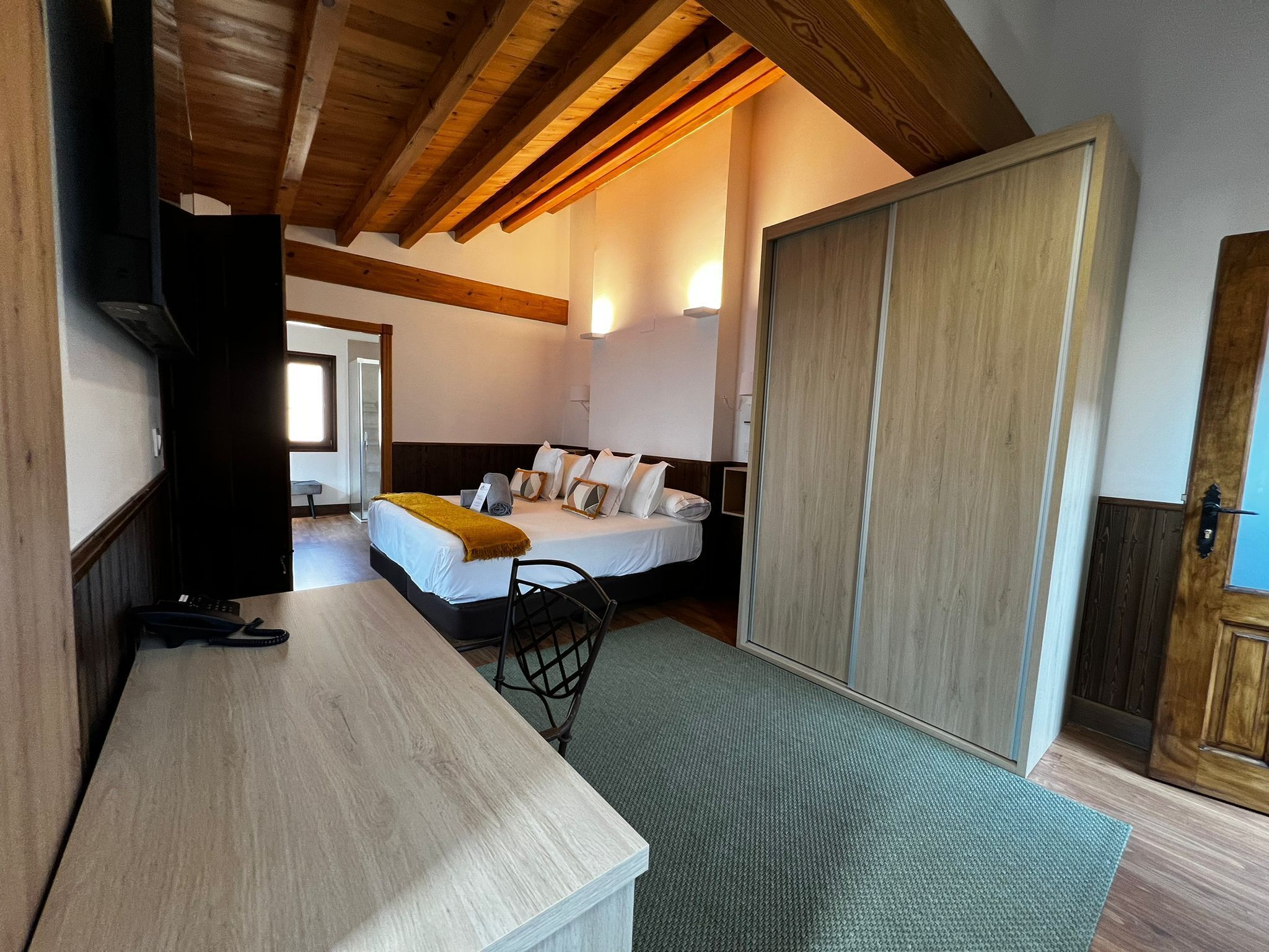Un dormitorio con cama, mesita de noche y armario.