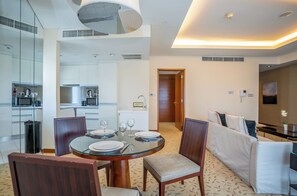 Appartement, 1 très grand lit, non-fumeur | Repas dans la chambre