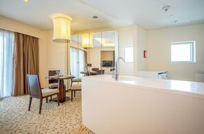 Apartment, 1 King Bed, Non Smoking | Private kitchen | Full-sized fridge, microwave, oven, stovetop - Lux 1BR Apt in Dubai Mall Residences (Dubai)