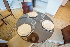 Apartment, 1 King Bed, Non Smoking | In-room dining
