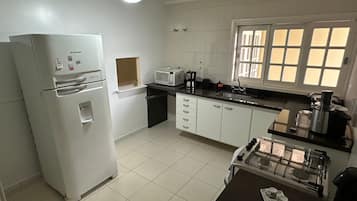 Refrigerador em uma área comum, micro-ondas em uma área comum