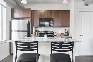 Refrigerador, microondas, horno, placa de cocina