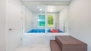 A room with a glass enclosure, a bench, and a view of greenery outside. - Gapyeong Staysumok Pool Villa Pension (Gapyeong)