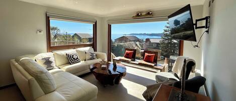 Een televisie en een kantoor