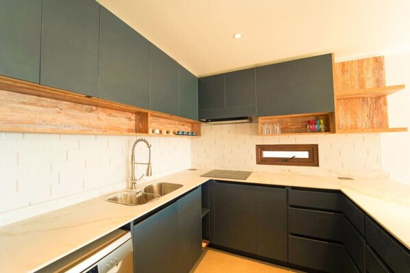 Kühlschrank, Mikrowelle, Ofen, Herdplatte