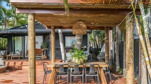 Outdoor dining - 3 Salty Sisters - Are you looking for the perfect Byron Bay beach getaway? (Byron Bay)