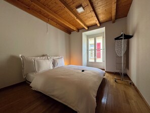 Appartement Ville, vue sur la ville | 2 chambres, minibar, fer et planche à repasser, accès au Wi-Fi (inclus)