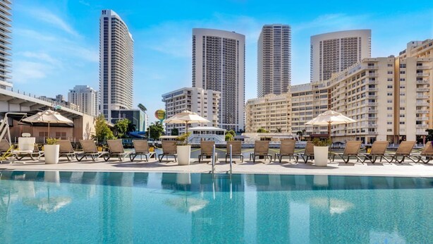 House | Desk, Internet - Spectacular Apartment w Balcony Pool Near Beach (Hallandale Beach)