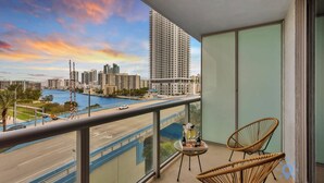 House | Desk, Internet - Spectacular Apartment w Balcony Pool Near Beach (Hallandale Beach)