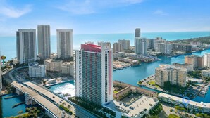 House | Desk, Internet - Spectacular Apartment w Balcony Pool Near Beach (Hallandale Beach)