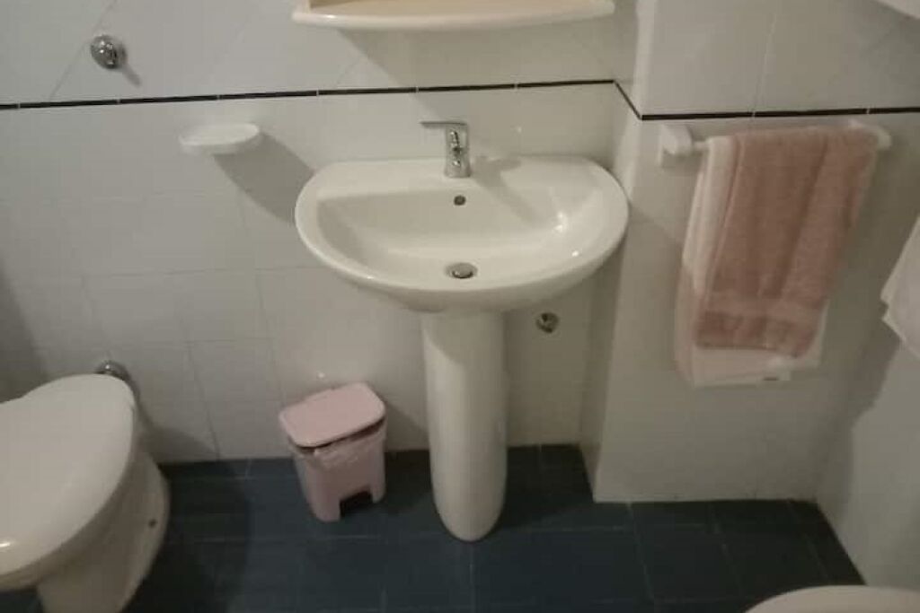 Douche, séchoir à cheveux, bidet, serviettes fournies