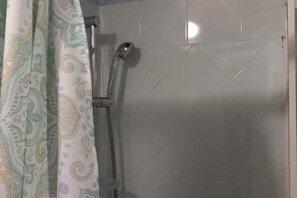 Dusche, Haartrockner, Bidet, Handtücher