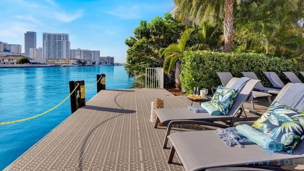 House - Amazing Pool Apartment w Balcony Gym (Hallandale Beach)