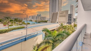 House | 1 bedroom, Internet - Pool Apartment w Balcony - Gym - Near Beach (Hallandale Beach)