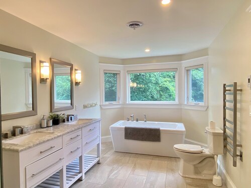 Amazing lakefront house with hottub in golf course