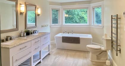 Amazing lakefront house with hottub in golf course