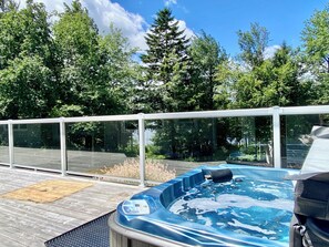 Terrace/patio - Amazing lakefront house with hottub in golf course (Hammonds Plains)
