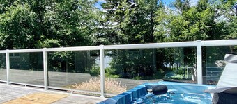 Amazing lakefront house with hottub in golf course