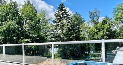 Amazing lakefront house with hottub in golf course