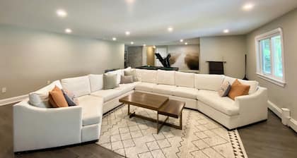 Amazing lakefront house with hottub in golf course