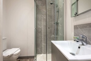 Shower, hair dryer, towels - Budget Flat in Central Doncaster (South Yorkshire)
