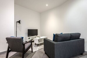 TV, offices - Budget Flat in Central Doncaster (South Yorkshire)