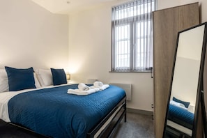 1 dormitorio, tabla de planchar con plancha, wifi y ropa de cama