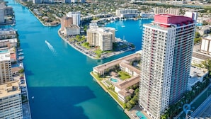House | Internet - Lovely Apartment Balcony View Amazing Pool (Hallandale Beach)