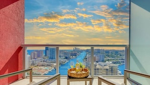 House | Internet - Lovely Apartment Balcony View Amazing Pool (Hallandale Beach)