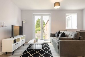 TV, offices - Contemporary 2 Bedroom Home in York (York)