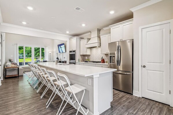 冷蔵庫、電子レンジ、オーブン、コンロ