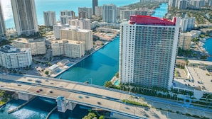 House | Internet - Modern Resort Apartment With Balcony Pool Gym (Hallandale Beach)