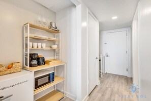 Unclassified image, 3 of 41, button - Modern Resort Apartment With Balcony Pool Gym (Hallandale Beach)