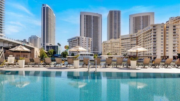 House - Upper Studio Balcony Pool Gym Near Beach (Hallandale Beach)