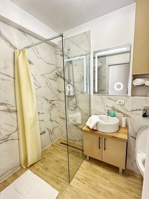 Hair dryer, towels, soap, shampoo - Cozy studio in charming Baia Mare with WiFi,  AC and free parking (Baia Mare)