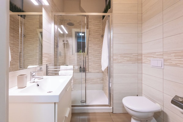Apartment, 2 Bedrooms, Balcony | Bathroom